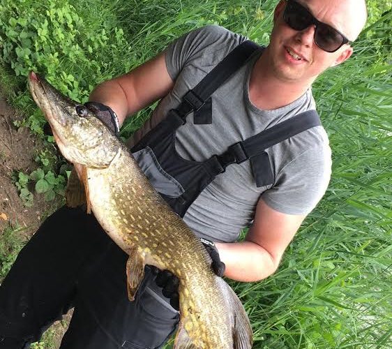 Pierre Jacob mit 86er Hecht aus dem Schlossteich